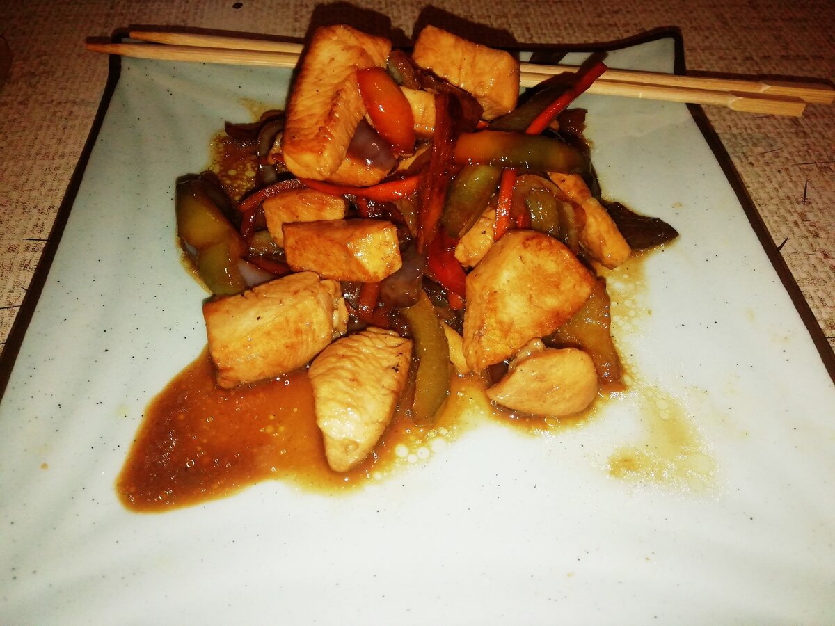 Пока на дворе осень и есть свои овощи, я периодически готовлю куриную грудку с перцем, морковкой и лучком (люблю лук во всём практически). Готовится очень быстро и нравится друзьям, как оказалось=) Может, если, кто-то добавляет ещё какие-нибудь ингредиенты, дайте знать. Как рецепт, расписывать по граммовке, думаю нет смысла, тут всё идёт по вкусу (я лично, добавляю немного красного перца для нежной остроты) и на глазок:) Главное, кушать салатик этот вкуснее в горячем виде и очень важно обжарить мясо на сильном огне, чтобы сверху чуть поджарилось, а внутри осталось сочным. 