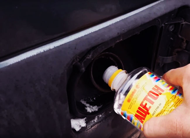 Ацетон в бак бензина: сколько добавлять, зачем, последствия, плюсы