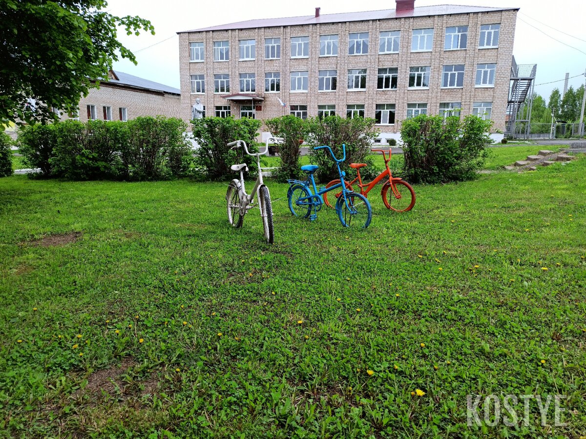 Позади школа младших и средних классов >>>