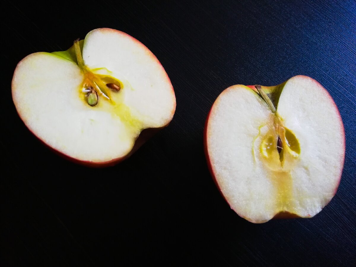 В английском языке есть пословица «кто яблоко в день съедает, у доктора не бывает» (An apple a day keeps the doctor away).