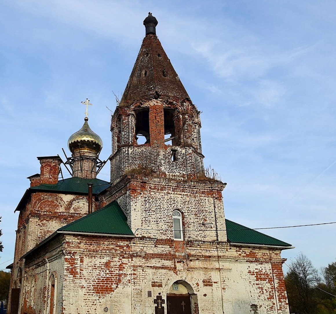 Купол позолотили, но колокольня совсем обветшала. В её каменной кладке давно проросла трава.