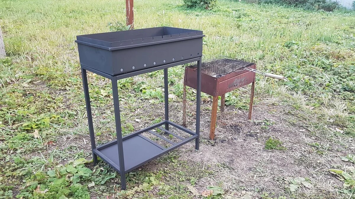 Наш "огонёк" на фоне дешевого мангала