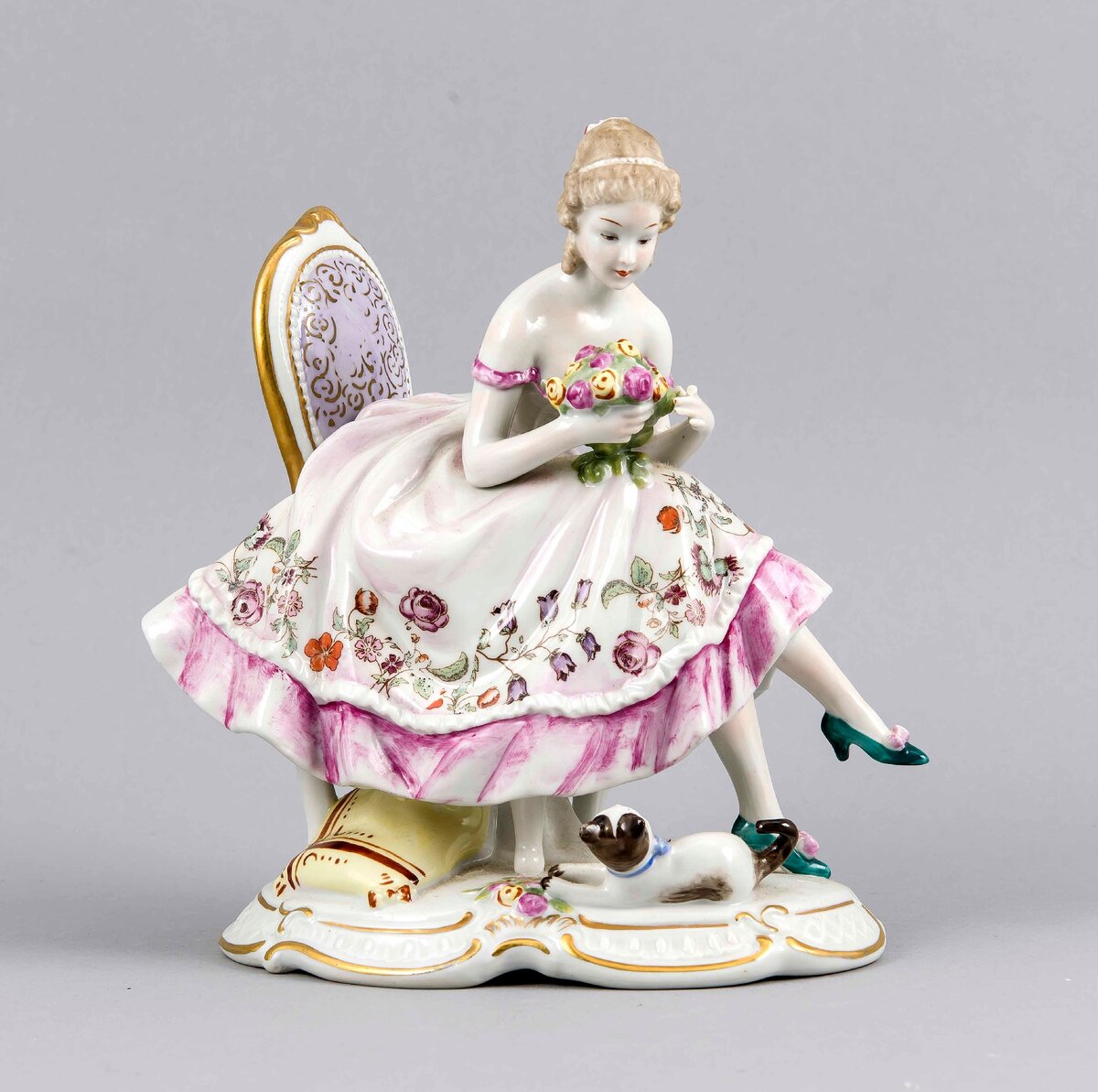 Фарфоровая статуэтка.