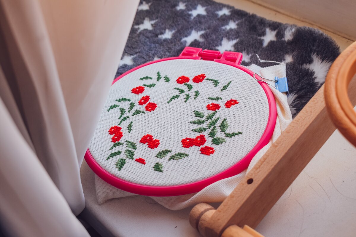 Проглядывается шиповник