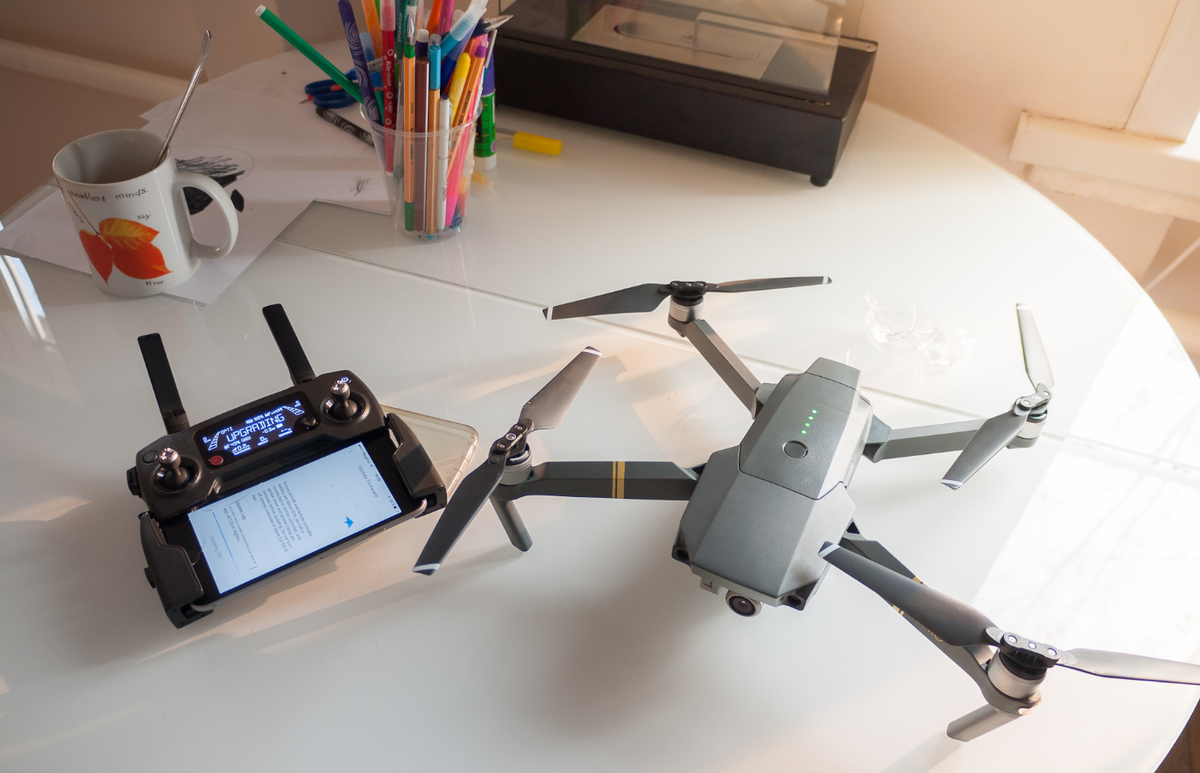 Коробка квадрокоптера. Беспилотник Mavic 3 в коробке. Глушилка дронов DJI. Квадрокоптер коробка DJI. Летающая камера