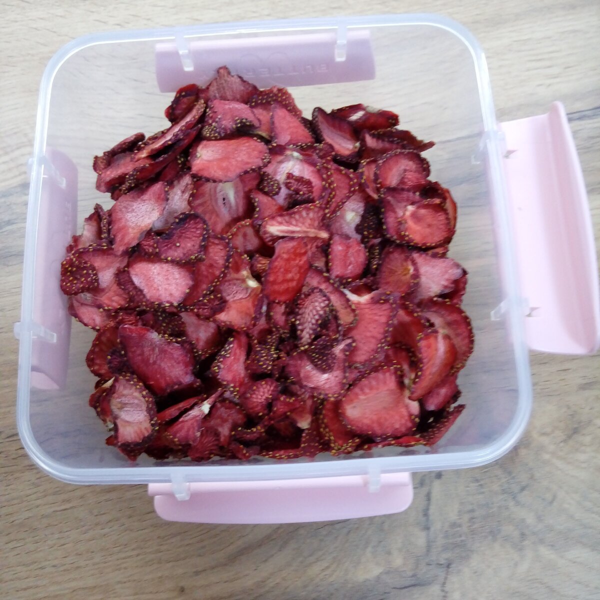 Вот сколько получилось клубники из 6 подносов (150 гр).