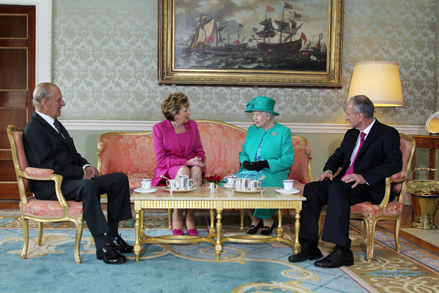 Источник: https://www1.pictures.zimbio.com/gi/Queen+Elizabeth+II+Historic+Visit+Ireland+43hw6m69Bj7x.jpg.