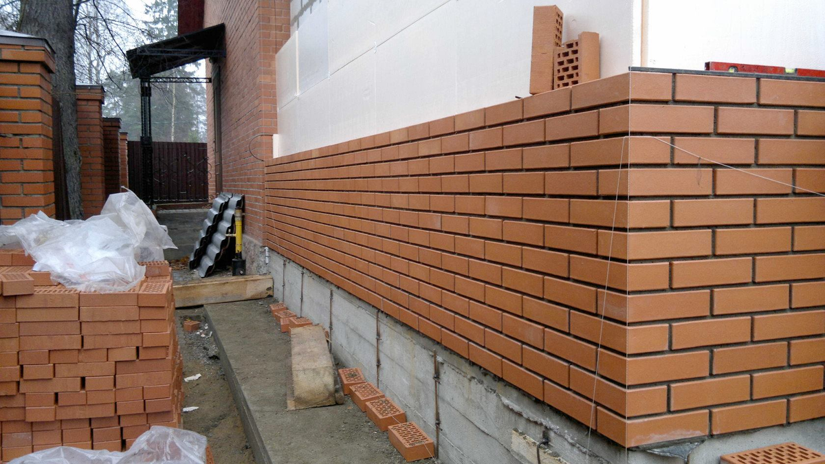 Грамматика английского языка - это, скорее, умение скреплять слова, четко соблюдая технологию архитектуры любой реплики, нежели чем бесполезное само по себе вталкивание в память количество так называемых и не существующих в рамках логики "времен", продолжающих вести себя в обход технологии сложения слов в английском языке. (Олег Иванилов, автор концепции школы QS Английский язык)