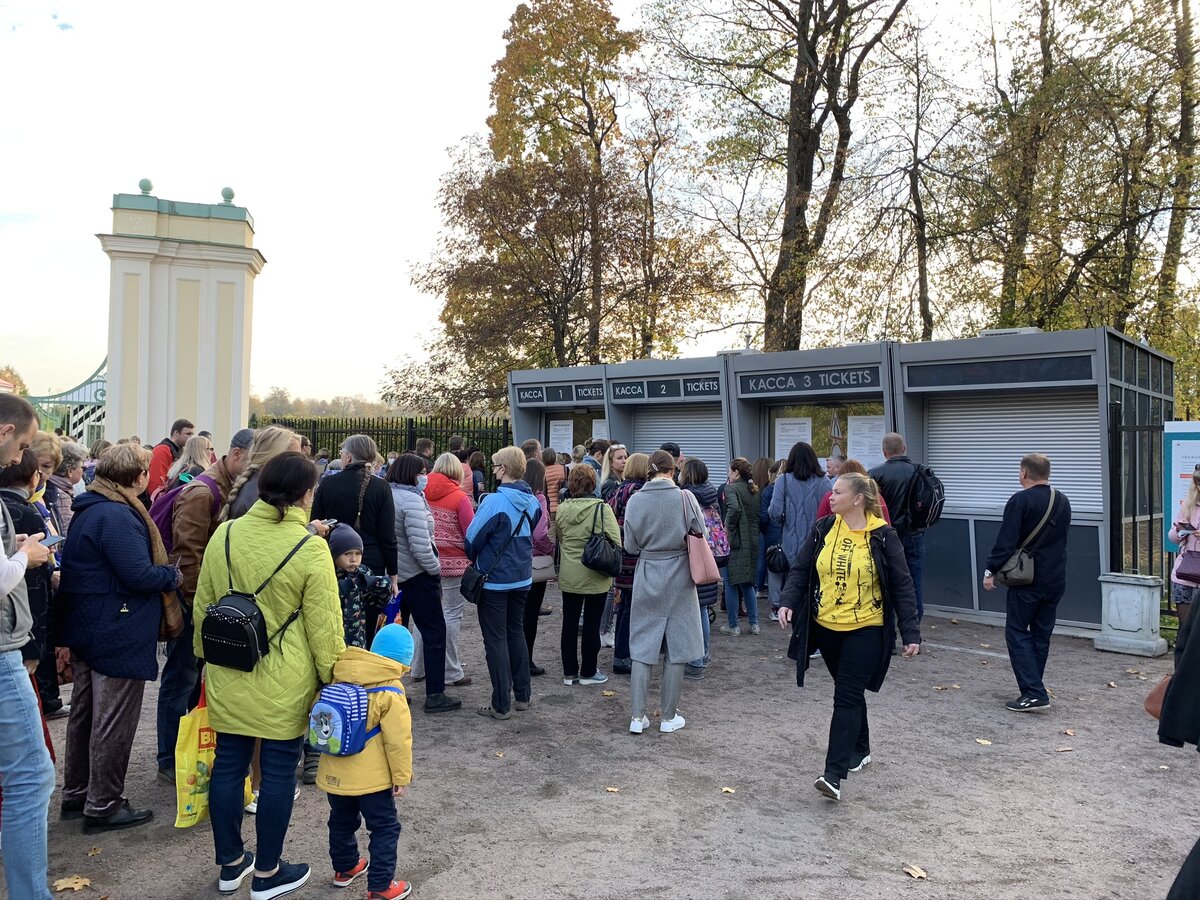 Парк Ораниенбаум, взяли о оставили два входа. В чем логика? Такое же устроили в Петергофе.