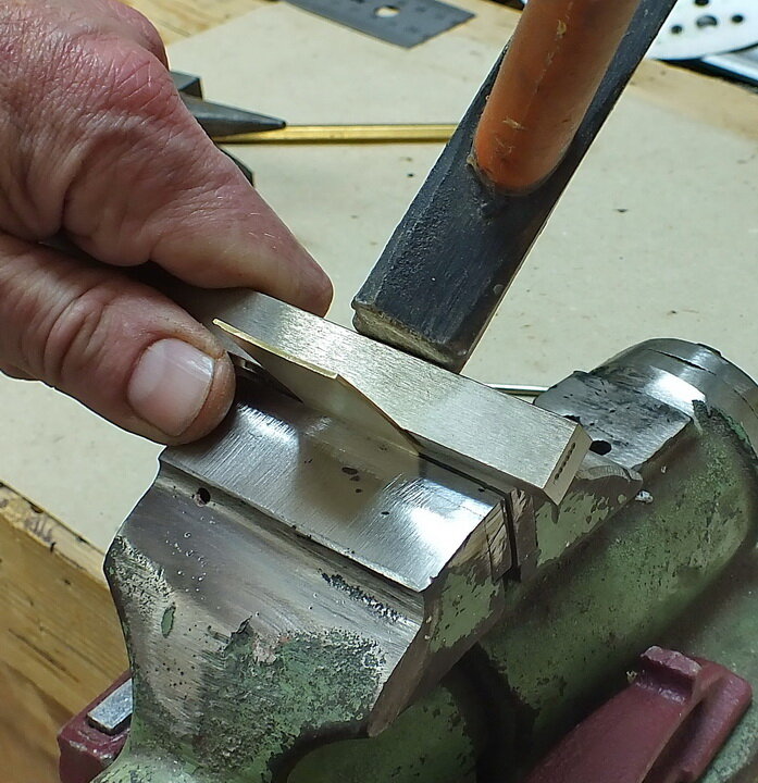 Изгибание пластины через промежуточный брусок