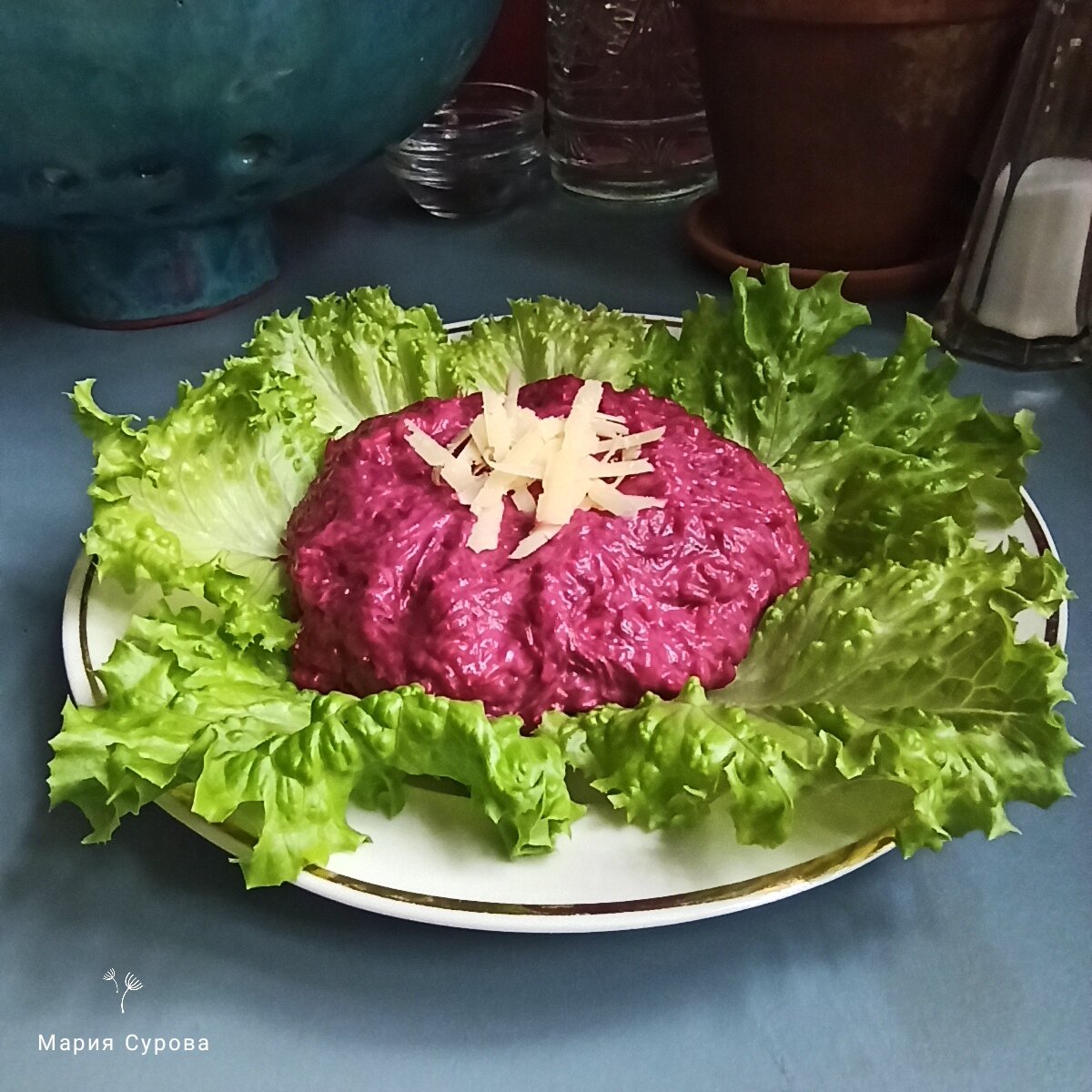 Свекольный салат с сыром и чесноком.