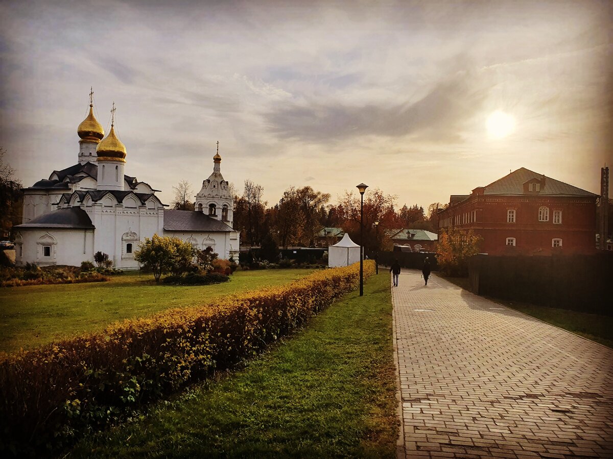 Монастырский двор