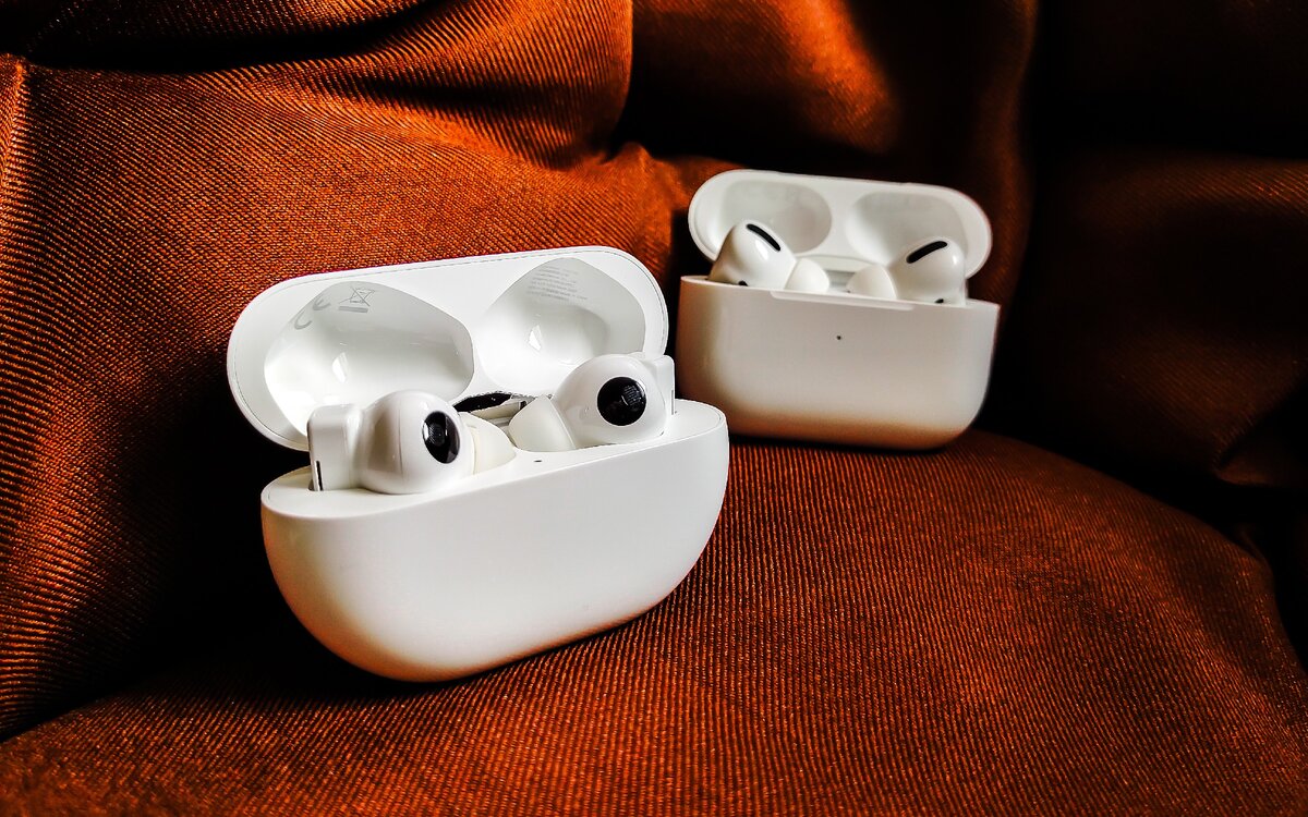 HUAWEI FreeBuds Pro слева и Apple AirPods Pro справа