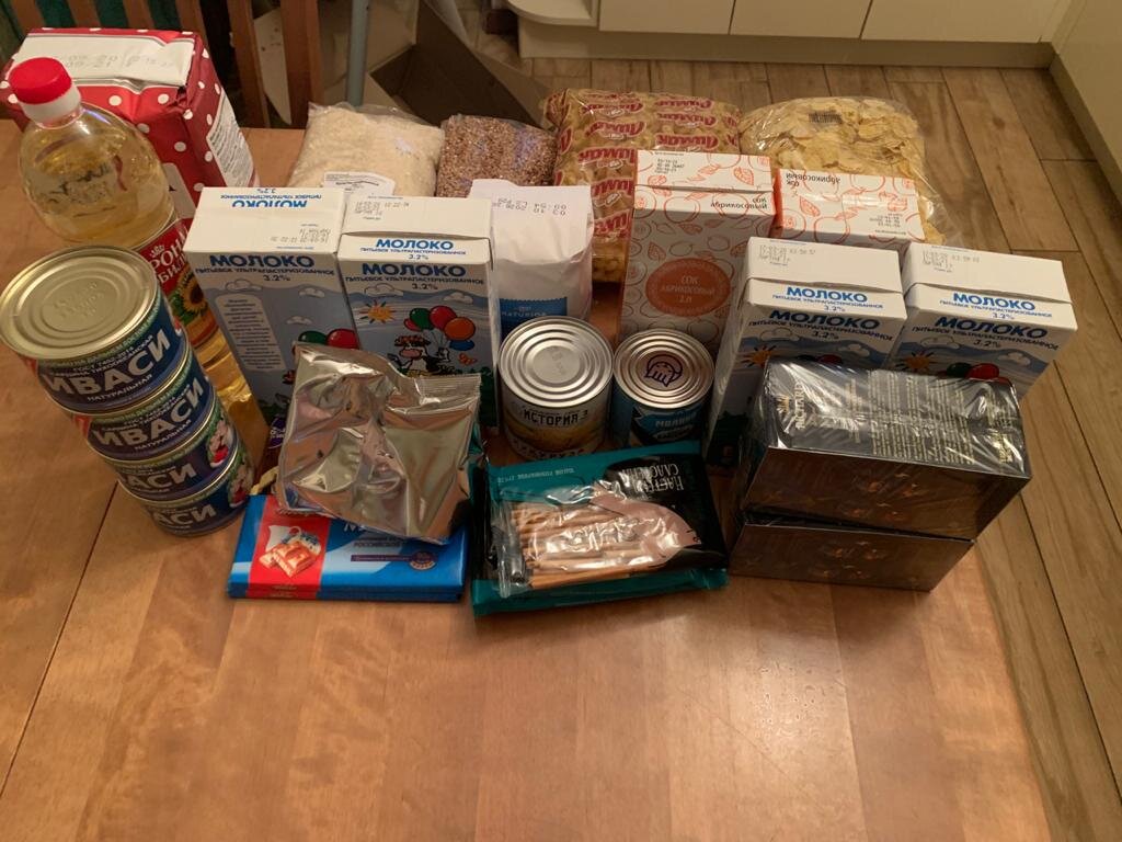 Продуктовый набор содержит: 4л молока, 2 кг муки пшеничной, готовый завтрак-1 пакет, 4 шт. рыбных консервов, 1л подсолнечного масла, 2 шоколадки, какао растворимый-1 пакет, 2 шт. чая чёрного 25 пакетиков, 2 пакета риса, 1 пакет гречневой крупы, 1 пакет макарон, 1 банка консервированной кукурузы, 1 банка сгущенного молока, 2 пачки печенья, 2 пачки 1 л сока, соломка. 