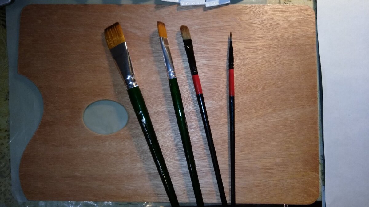 Кисти и палитра
