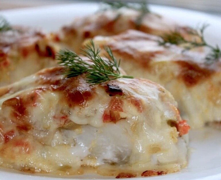 Рыба под апельсиново-сметанным соусом с сырной корочкой.
