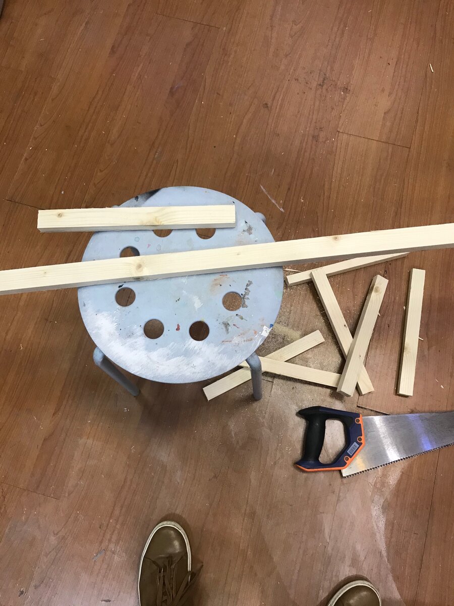 Холст я хочу сделать 40х30 см, отмеряю 30 см рулеткой и нарезаю бруски этого размера. Я отпилил себе образец и использую только его в качестве линейки, а остальные бруски складываю в кучу. Я делаю сразу 5 подрамников одного размера. 