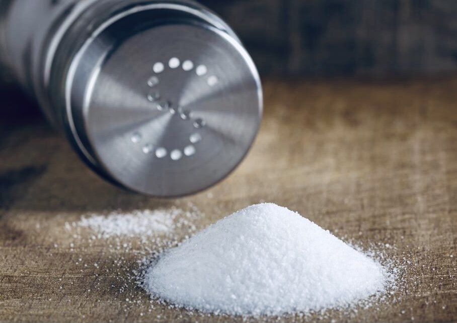 Поваренная соль в быту и в косметических целях: лайфхаки с солью