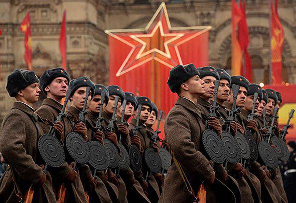На фото современная реконструкция Исторического Парада  7 ноября 1941г. , так и родился немецкий миф "О  поголовном вооружении Красной Армии ручными пулеметами!"