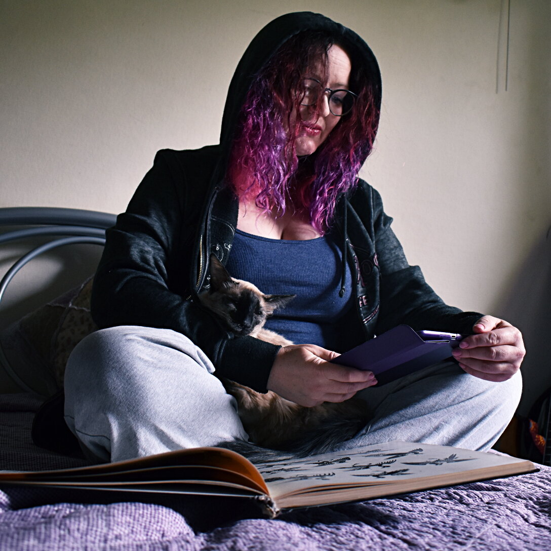 С хорошей книгой и кошкой время проводить гораздо приятнее, чем с тряпкой и шваброй. Фото из архива автора