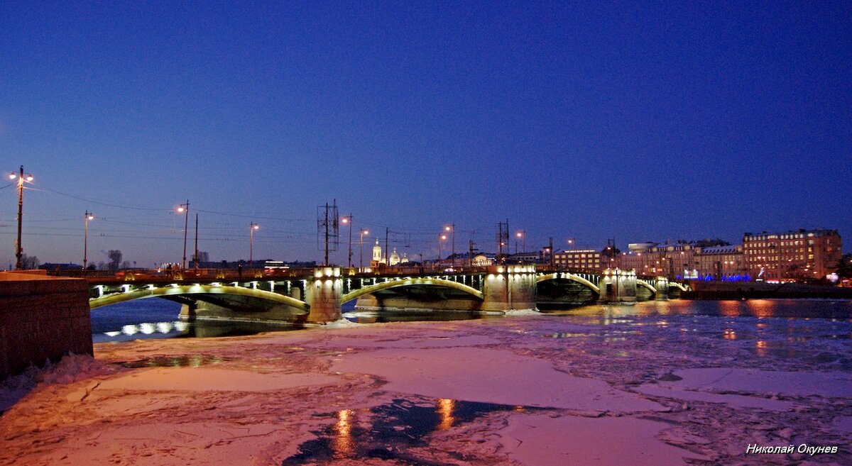 1. Биржевой мост через Малую Неву.