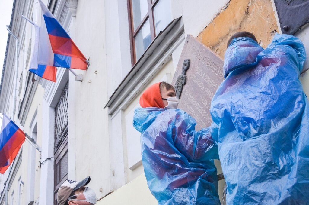 Демонтаж памятных досок со здания ТГМУ