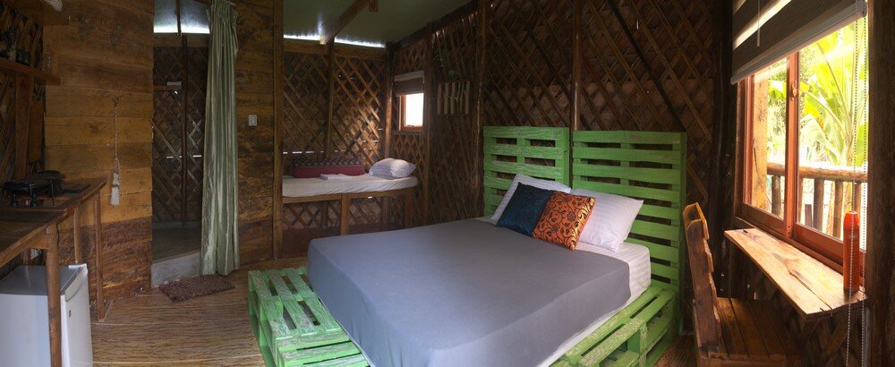 вот такая комната в бунгало. Все из поддонов сделано