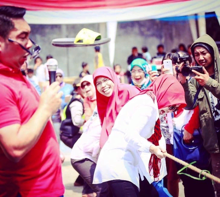 Заметили серьезную бабулю в фиолетовом платке и в темных очках рядом с микрофоном ? 