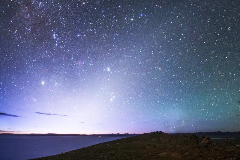 Зодиакальный свет перед рассветом. Фото: earthsky.org