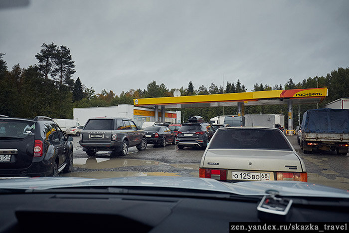 Очередь на заправку на трассе Кола