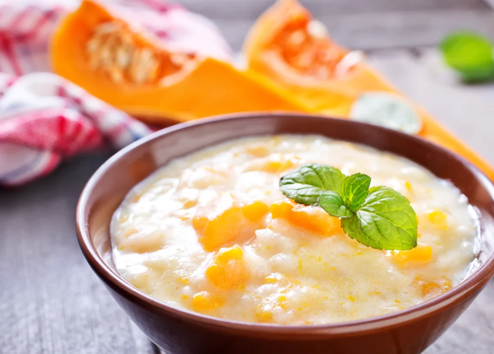 Каша молочная пшенная с тыквой. Рисовая каша с тыквой на молоке. Тыква молоком крупой. Молочная рисовая каша с тыквой. Каша с тыквой.