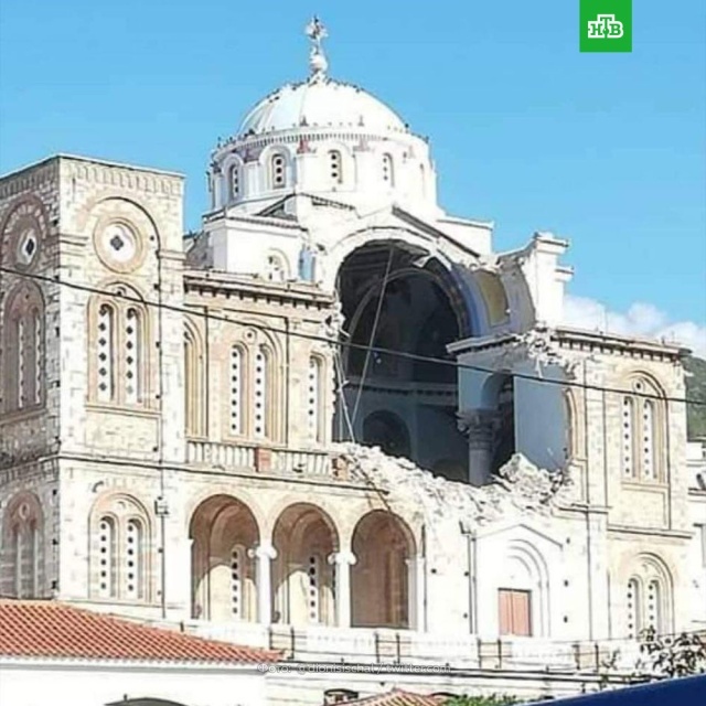 Часть стены еркви, упавшая от толчков магнитудой в 6,9