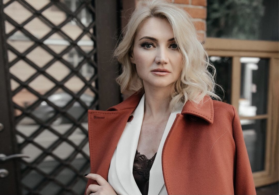 Рассматриваем ПАТЕНТНУЮ  систему налогообложения как замену ЕНВД . 

С 1 января 2021 год ОТМЕНЯТ систему налогообложения в виде ЕНВД. 

Что ВЫБРАТЬ для своего бизнеса , что бы НЕ ПЕРЕПЛАЧИВАТЬ налоги? 

Наиболее ПРИБЛИЖЕННОЙ к ЕНВД  является  ПАТЕНТНАЯ  система налогообложения (ПСН), регламентируемая ст. 346.43 НК РФ.

СРАВНИМ. 

↓ ↓ ↓ ↓ ↓

⚪️ Что ОБЩЕГО :

✔️вводятся в действие региональным законодательством;

✔️это фиксированные налоги, их размер не зависит от выручки ; 
⠀
✔️с 2021 года патент как и ЕНВД, будет уменьшаться на фиксированные взносы;
⠀
✔️обе стстемы применяются в отношении одних и тех же видов  деятельности (у патента немного шире список);
⠀
✔️и патент и ЕНВД можно совмещать с другими режимами НО, например, с УСН. 

⚪️ РАЗЛИЧИЯ :
⠀ 
↓ ↓ ↓ ↓ ↓

✔️ налогоплательщики : 

ЕНВД — ИП и ООО
патент — только ИП
⠀
✔️ ограничение по сотрудникам : 

ЕНВД — 100 человек
патент — 15 человек
⠀
✔️ ограничения по доходу :

ЕНВД — ограничений нет
патент — 60 млн. в год

✔️заявление на применение :

ЕНВД — один раз на весь период деятельности
патент — на каждый новый срок 
⠀
✔️ отчетность :

ЕНВД — ежеквартальная 
патент — отчетности нет
⠀
✔️ книга учета доходов : 

ЕНВД — не ведется
патент — ведется, так как есть лимит по доходам
⠀
✔️ Ставки налога:

ЕНВД — 15 % 
патент — 6%

Не смотря на разные ставки , размер налога нужно сравнивать по каждому виду деятельности — 
иногда дешевле патент, иногда — ЕНВД.
⠀
КАК  РАССЧИТАТЬ :

→ ПАТЕНТ — на сайте ФНС — nalog.ru

Из полученного налога  вычитаем сумму уплаченных фиксированных платежей. Вычет будет применятся с 2021 года. 

→ ЕНВД —  с помощью онлайн  калькулятора, например , здесь — nalog-nalog.ru

Уплаченные фиксированные платежи от суммы налога , так же , вычтет калькулятор. 

Сравнив полученные значения, можно будет судить об изменении налоговой нагрузки  на будущий год.

‼️Параллельно с заявлением на применение  патента  подайте заявление на применение УСН. 

Если займётесь  иным видом деятельности, не попадающим под данный патент, налоги будут считаться по этому спецрежиму. ☂️