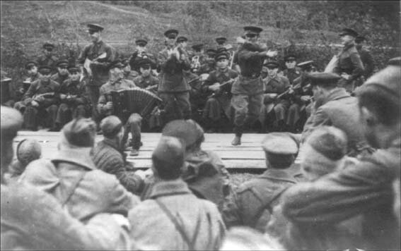 Выступают фронтовые артисты