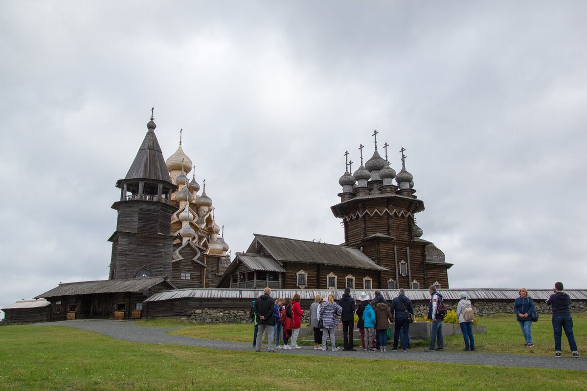 Туристы у Кижского погоста