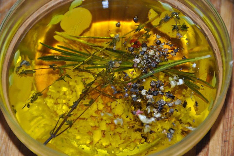 беру оливковое масло,добавляю веточки розмарина,размолотый в ступке черный перец горошек,немного соли и красного острого перца,перемешиваю и даю настояться в течении двух часов.