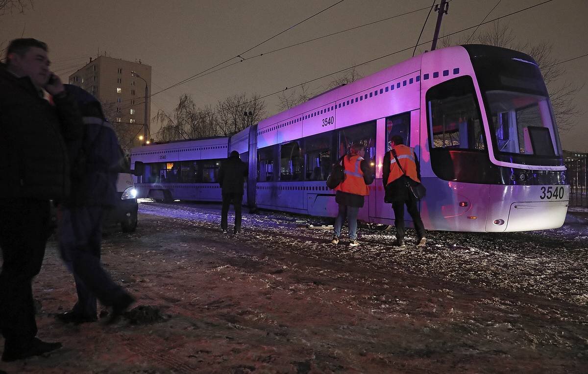 Типичная картина для московского трамвая. Сход с рельсов 