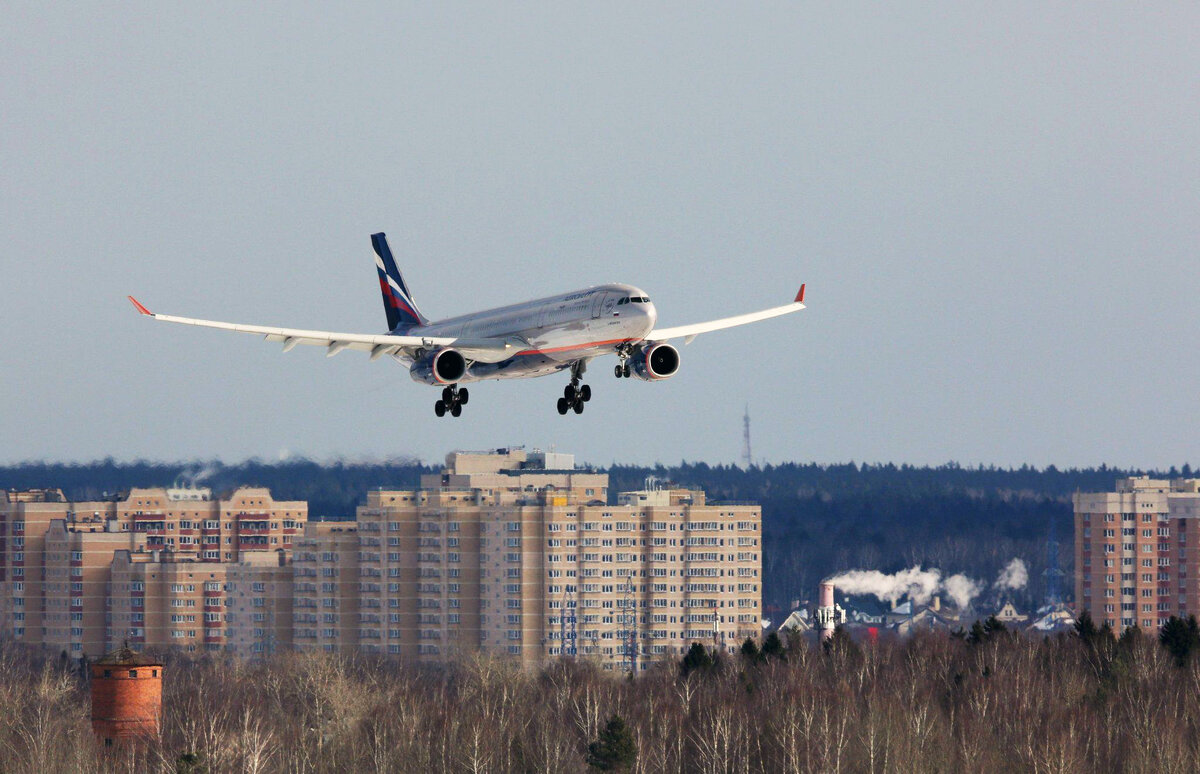 https://zen.yandex.ru/media/100squares_plus/pod-krylom-samoleta-jizn-vblizi-aeroporta-pliusy-i-minusy-5e95731a2c5f1a7bf474fa50