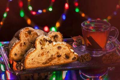 По форме рождественские кексы могут быть традиционными круглыми, или в форме свертка, как запеленатый младенец. Символично.