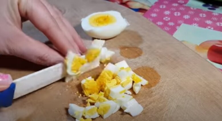 Нарезаем яйца