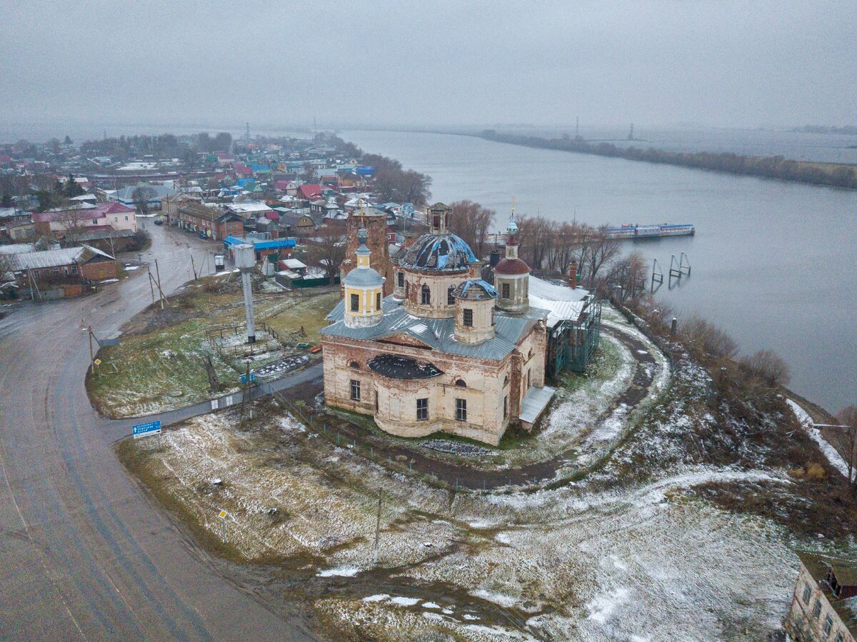 Ловцы московская. Дединово Церковь Воскресения Христова.