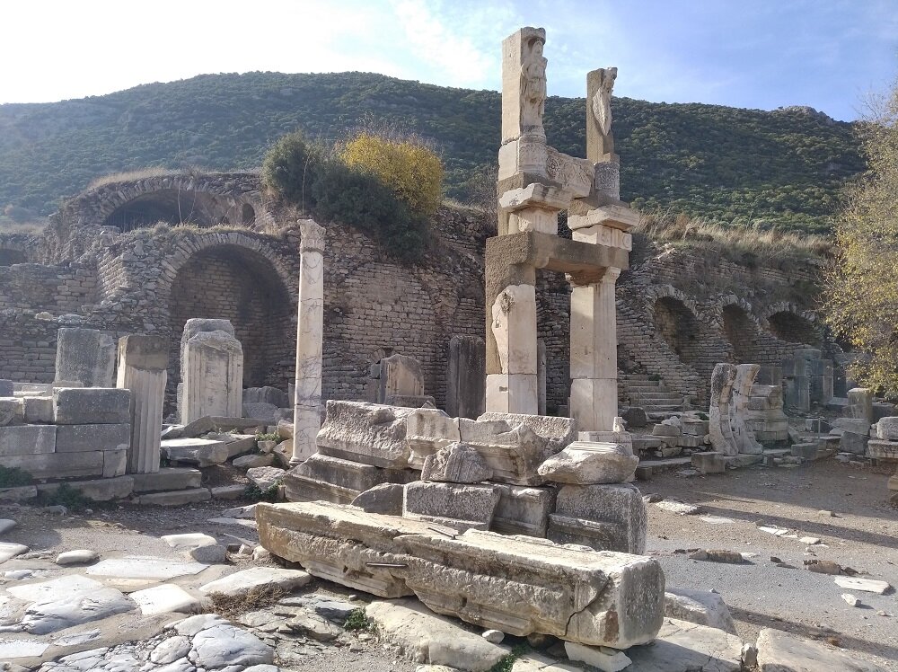Руины храма Домициана в Эфесе.