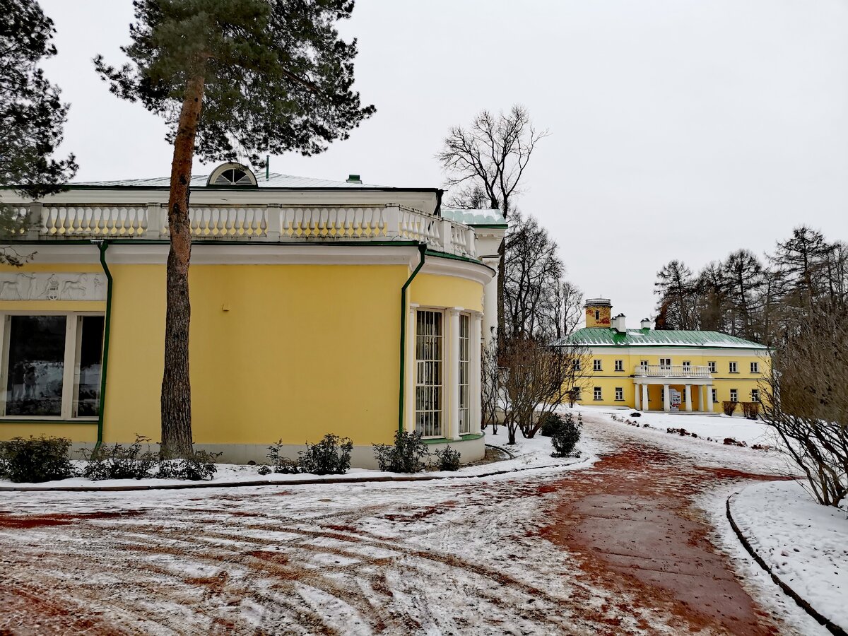 Северный флигель (на заднем плане) 