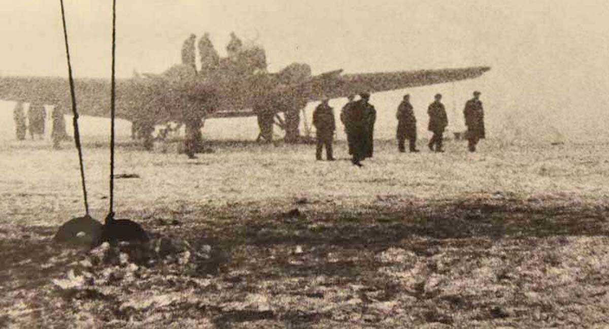 Владислав Микоша. «Самолеты готовятся к старту на полюс». 1937 г.