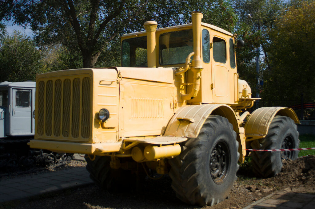 кировец к 700. K-700 кировец. самый быстрый к700. вес к-700 трактора кировец с ковшом. к700 кировец трактор.