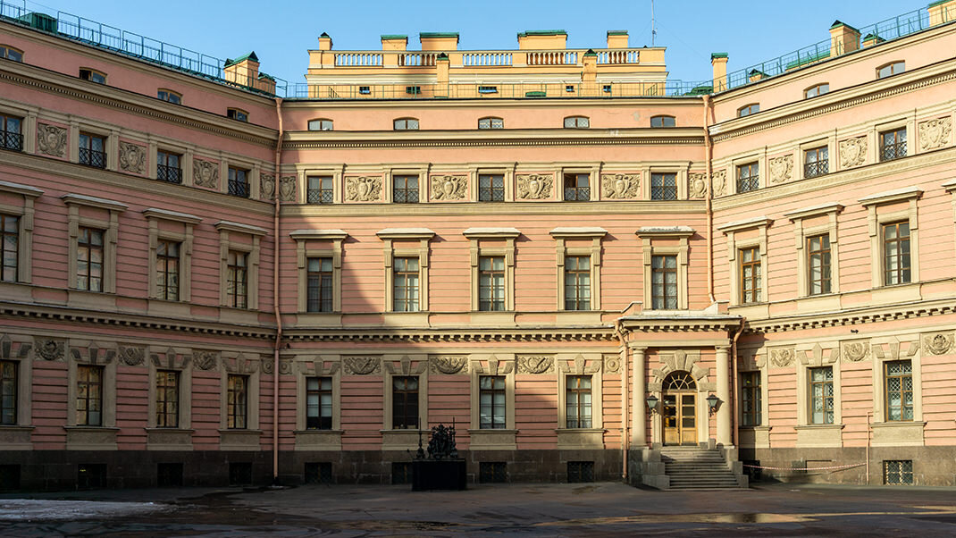 Внутренний двор. Фигуру на троне можно заметить не сразу