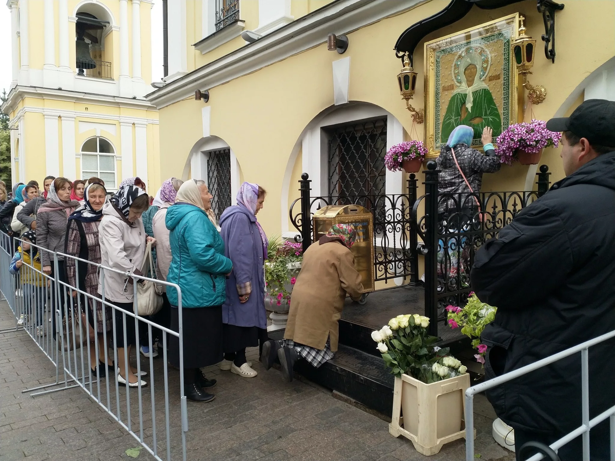 Адрес свято. Матрона Московская Покровский монастырь. Храм Святой Матроны в Москве. Мощи Матроны Московской в Москве Покровский монастырь. Покровский монастырь в Москве Святая Матрона.