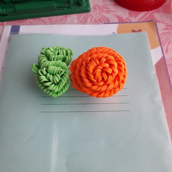 для заколок цветы ), 2 из зеленых и одна большая оранжевая