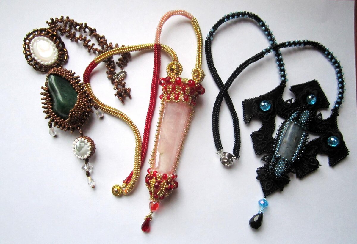 Кулоны из бисера и натуральных камней (2)