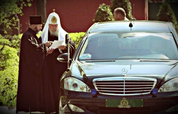 Т. Е. он  заставляет верить в то, что мы не видим, а что видим, не верить.